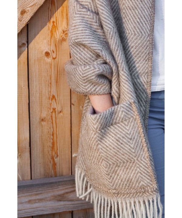 LAPUAN KANKURIT / MARIA ポケット付き ブランケット MARIA pocket shawl（grey-white） – LAPUAN KANKURIT（ラプアン